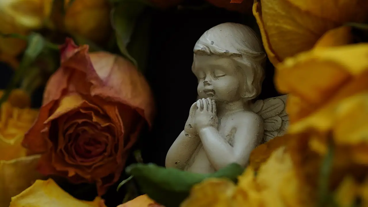 angel sorrow farewell sad graveyard rest in peace silence pray funeral i love you mom infinite love mama i love you prayer light love heartfelt condolences trauerkarte grief to die dig little angel soul