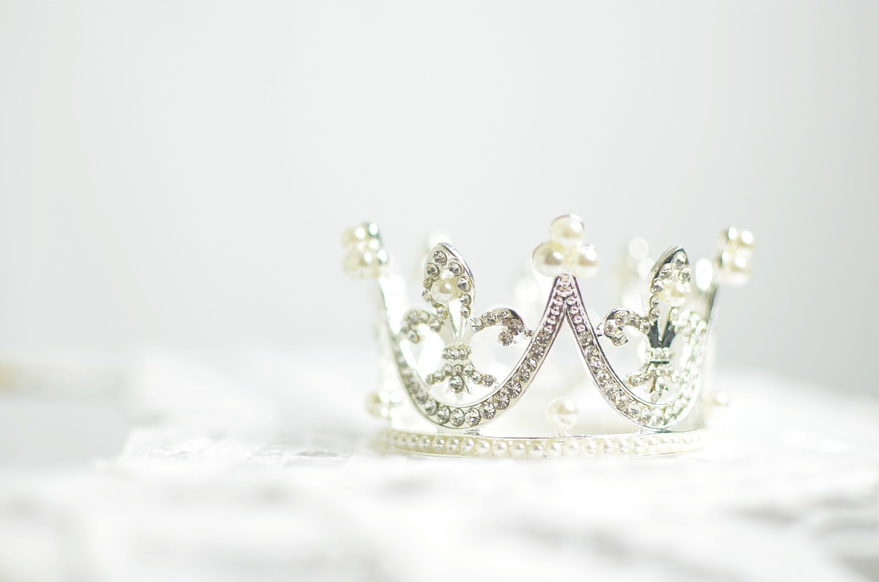 crown  tiara  crystals  diamonds  gems  glisten  jewelry  luxury  pearls  rhinestones  shining  queen  monarchy  crown  crown  crown  crown  crown  jewelry  queen