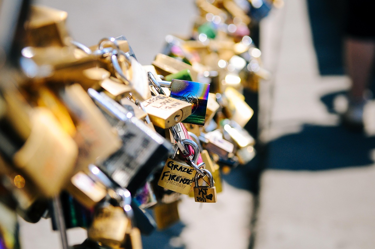 love padlocks locks love locks locked romance chain valentine romantic symbol relationship couple love locks romance valentine relationship relationship relationship relationship relationship couple
