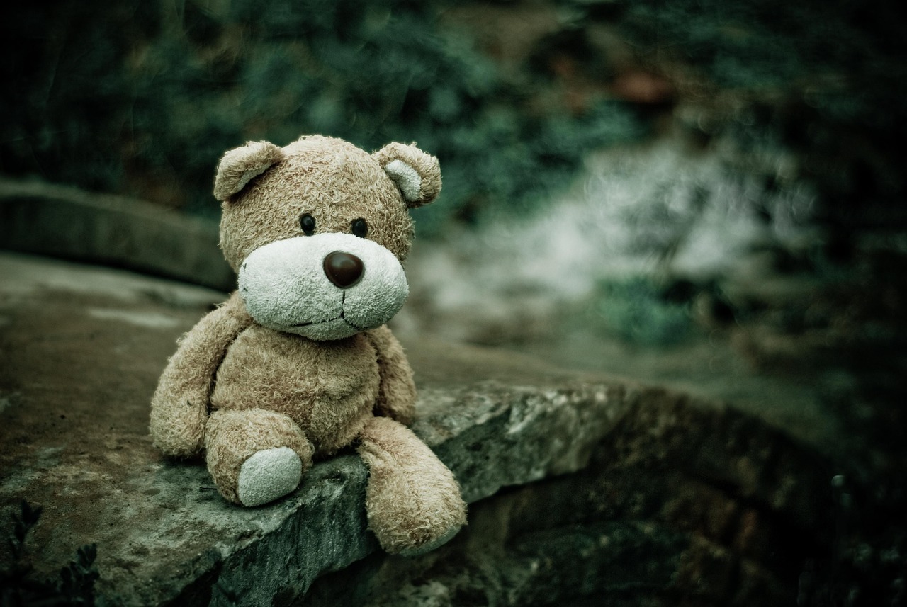 teddy bear toy plush stuffed toy stuffed animal plush toy children's toys macro alone lost forgotten childhood sad teddy bear alone alone lost lost lost sad sad sad sad sad