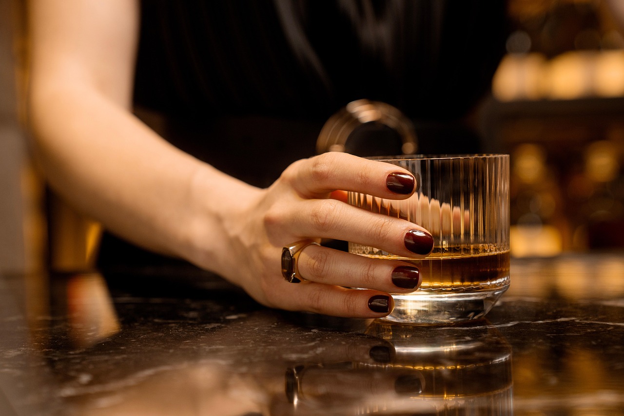 drink woman toast bar restaurant fun drink bar bar bar bar bar