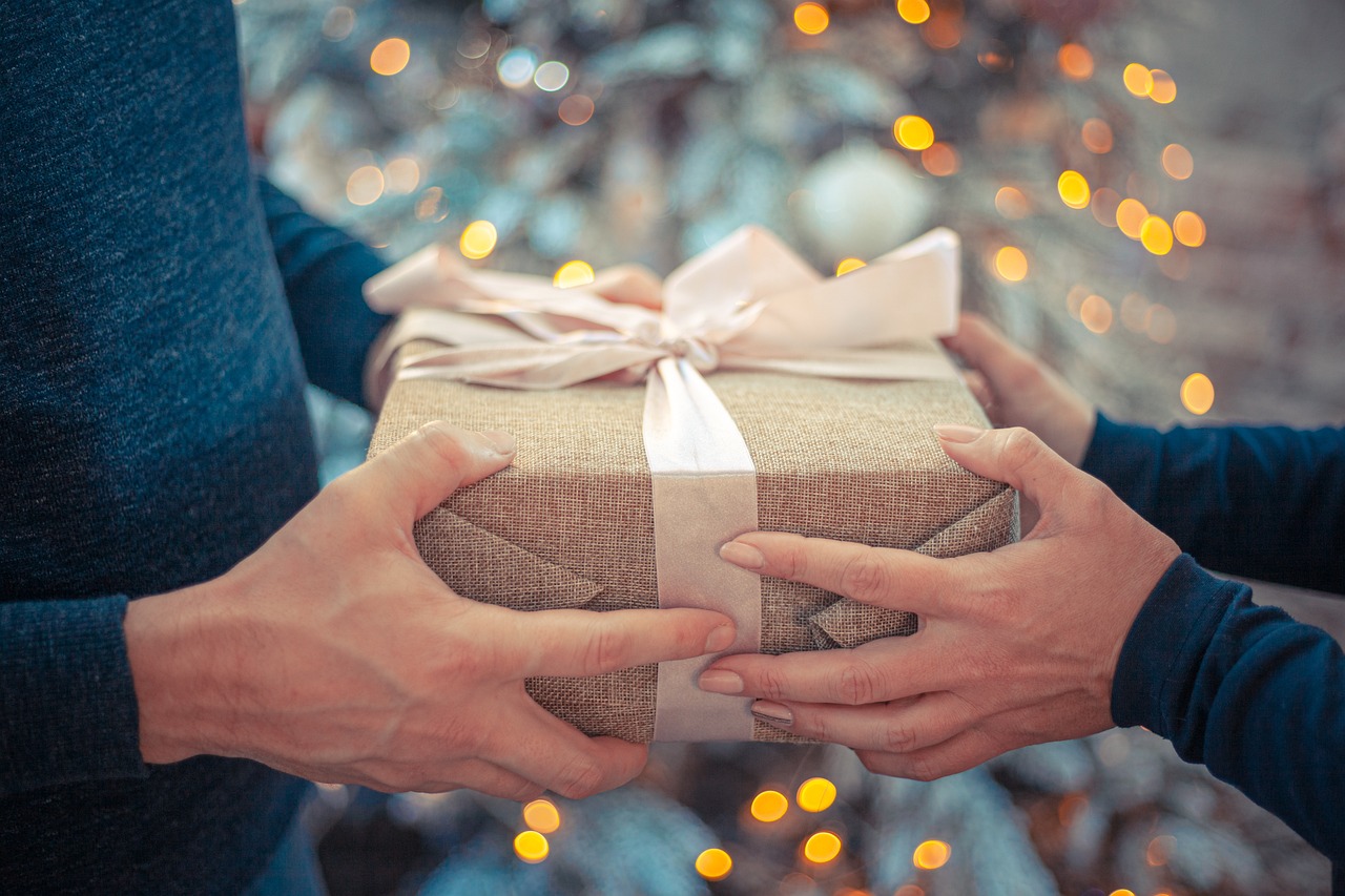 christmas background  christmas wallpaper  gift  new year's eve  congratulation  christmas  holiday  winter  joy  happiness  christmas tree  surprise
