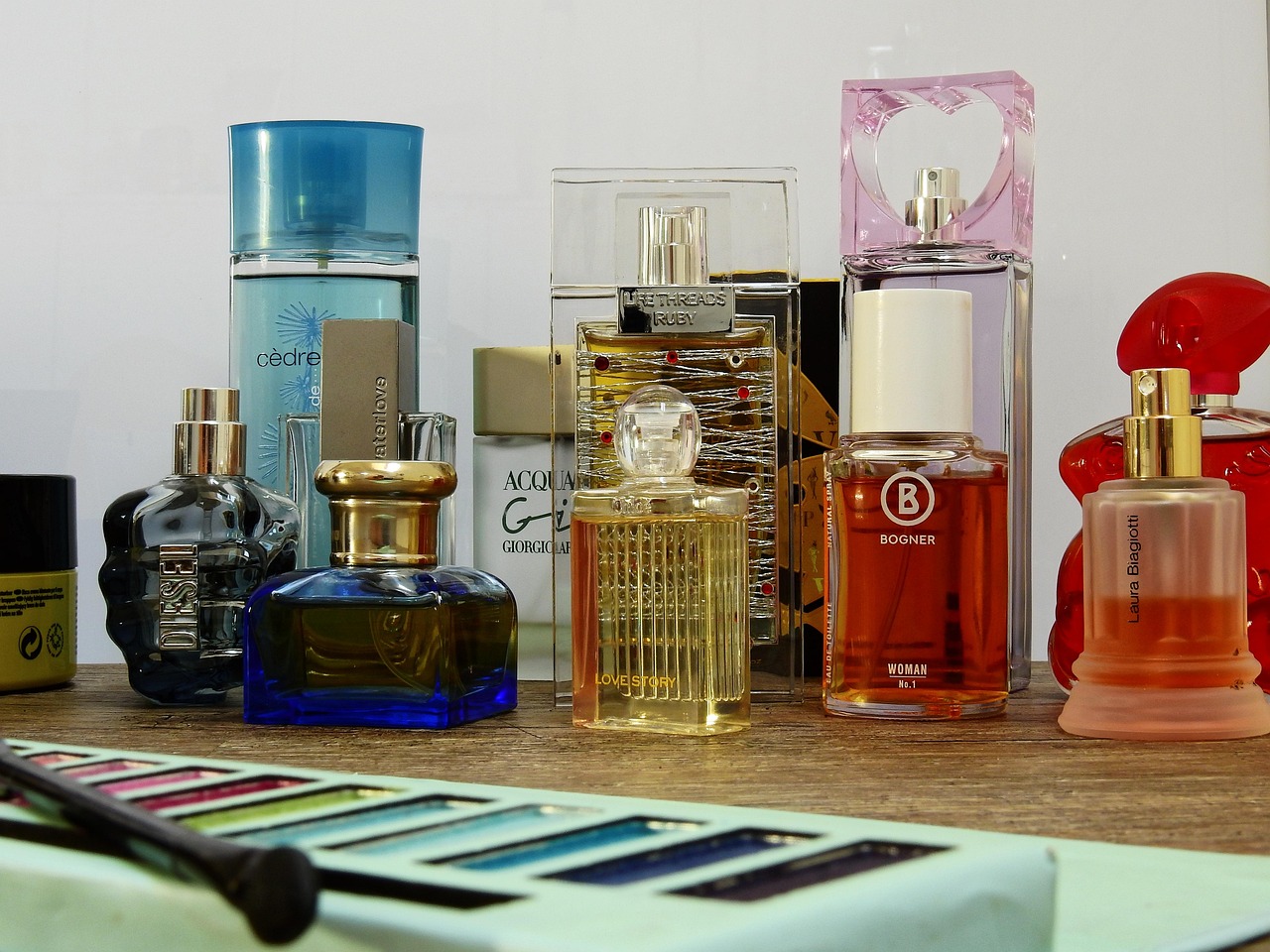 cosmetics  make up  eye shadow  paint brush  schmink brush  to dye  fragrance  perfume  glass bottle  perfume bottle  flacon  bottle  gift  deco  decoration  bath  bathroom  beauty  beautiful  perfume  perfume  perfume  perfume  perfume