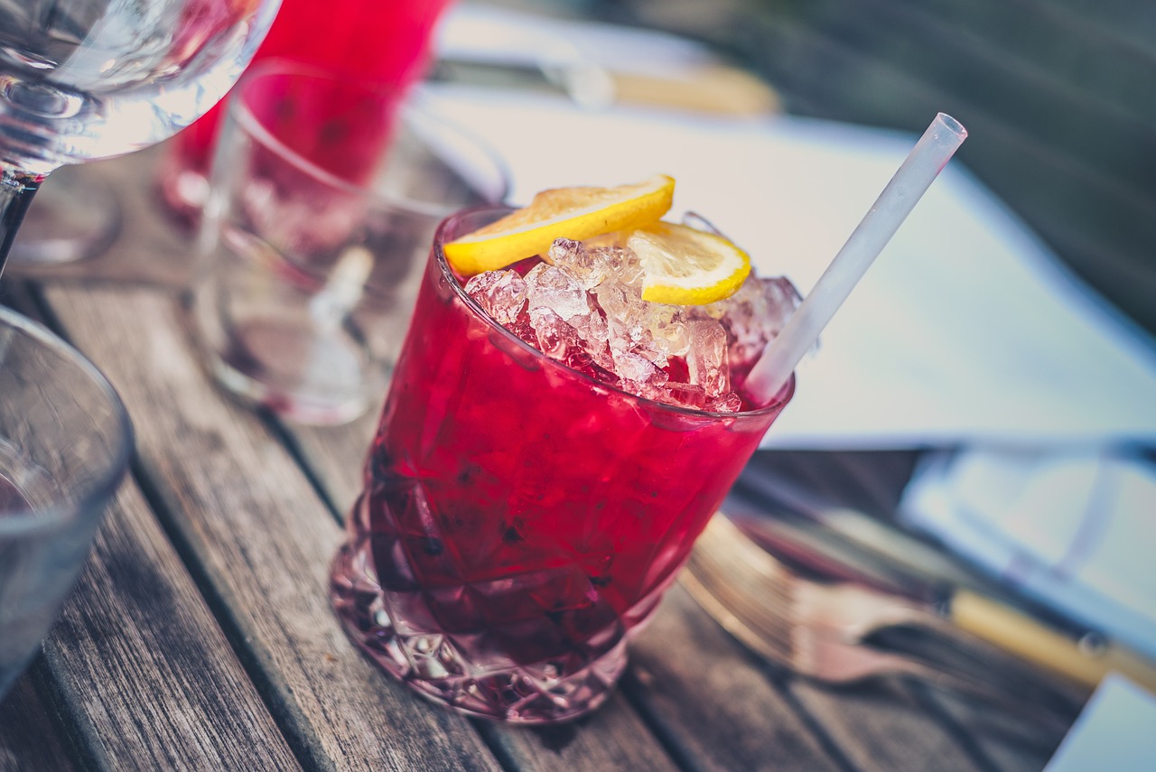 alcohol beverage cocktail cold drink glass ice lemon straw alcohol alcohol alcohol alcohol alcohol drink lemon